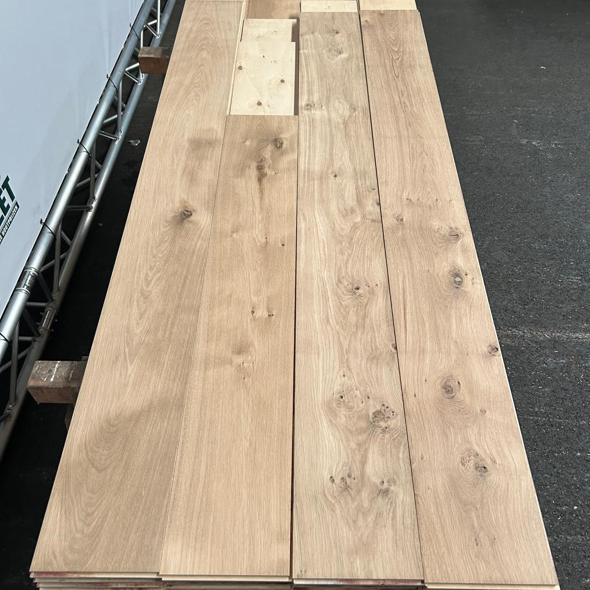 Eiken parketvloer. Gerookt. AB. 18x210. 8,57 m2.