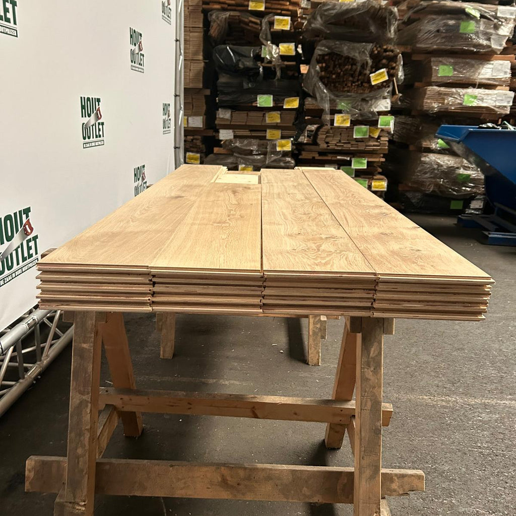 Eiken parketvloer. Gerookt. AB. 18x210. 8,57 m2.