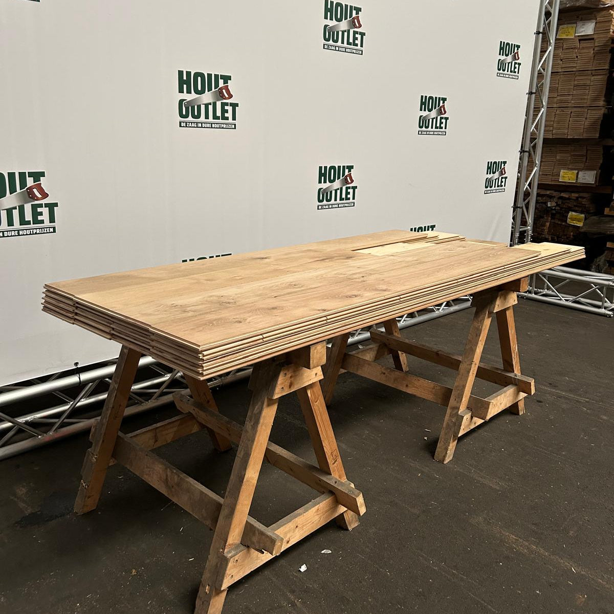 Eiken parketvloer. Gerookt. AB. 18x210. 8,57 m2.