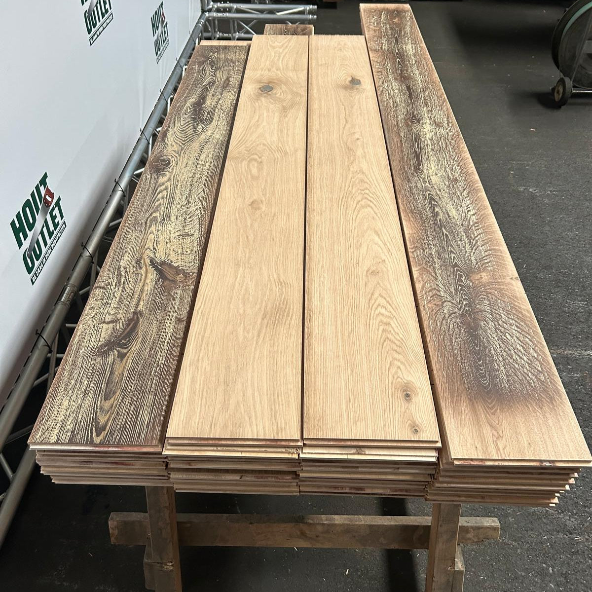 Eiken parketvloer. Gerookt. AB. 18x230. 15,9 m2.