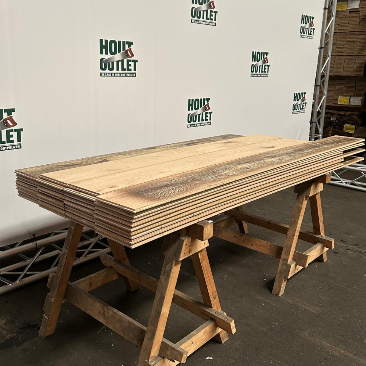 Eiken parketvloer. Gerookt. AB. 18x230. 15,9 m2.