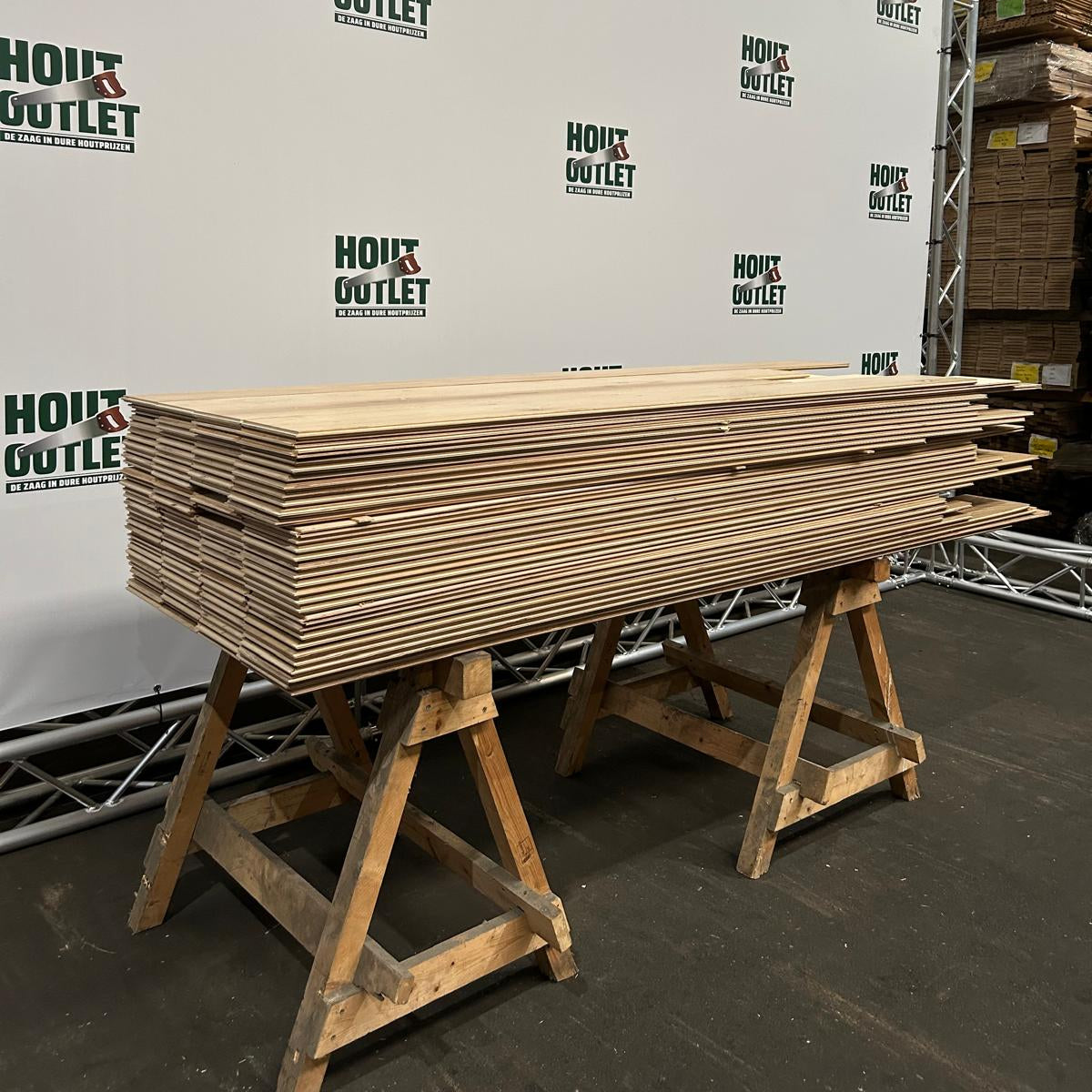 Eiken parketvloer gerookt. AB. 15x210mm. 53,68 m2.