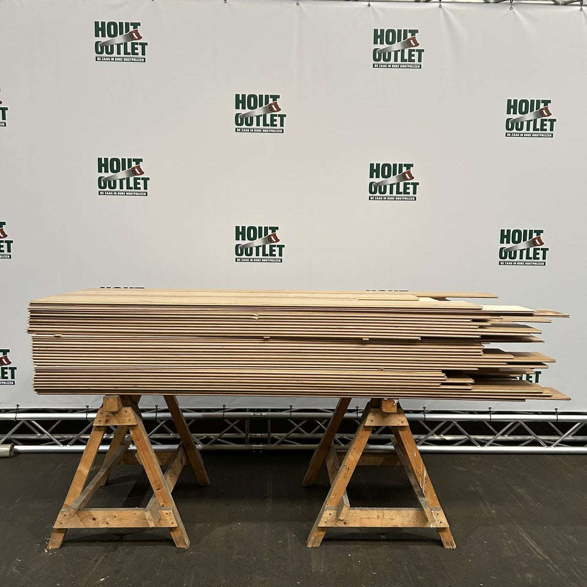 Eiken parketvloer gerookt. AB. 15x210mm. 53,68 m2.