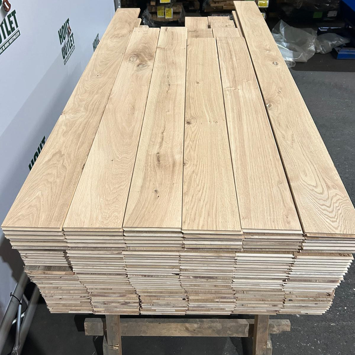 Eiken parketvloer. Onbehandeld. Rustiek. 14,3x165. 64,81 m2.