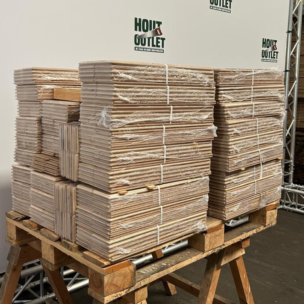 Eiken visgraat vloer. Nat wit. Rustiek. 52,5x15x105. 30,04 m2.