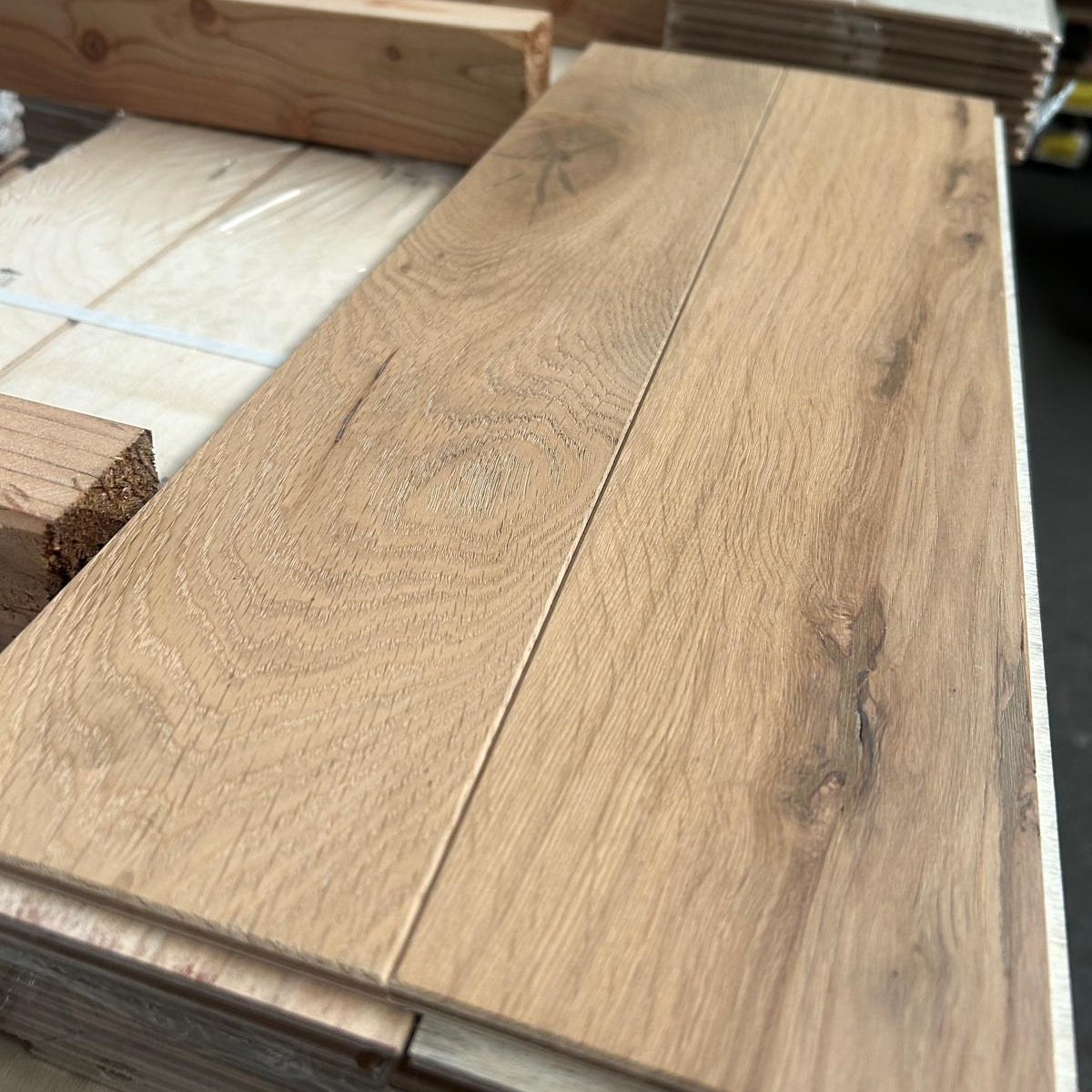Eiken visgraat vloer. Nat wit. Rustiek. 52,5x15x105. 29,6 m2.