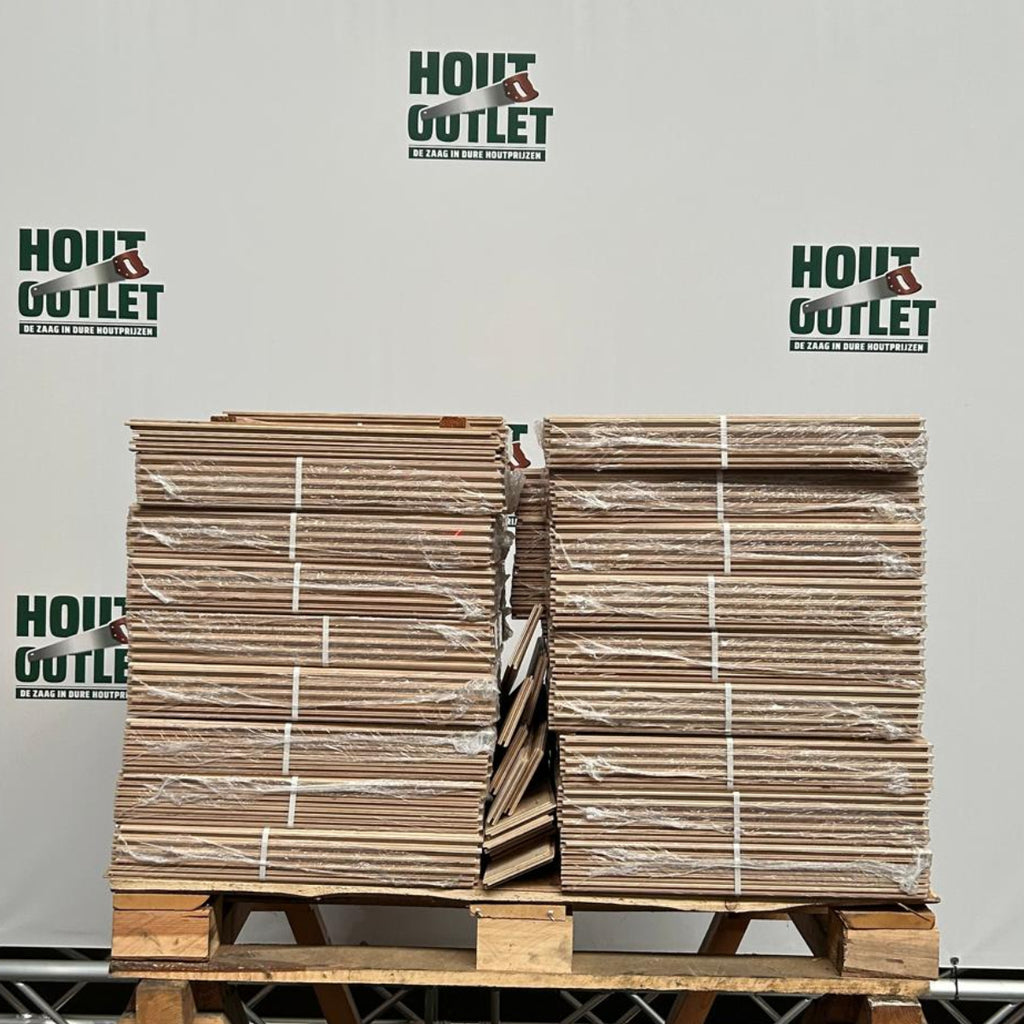 Eiken visgraat vloer. Nat wit. Rustiek. 52,5x15x105. 29,6 m2.