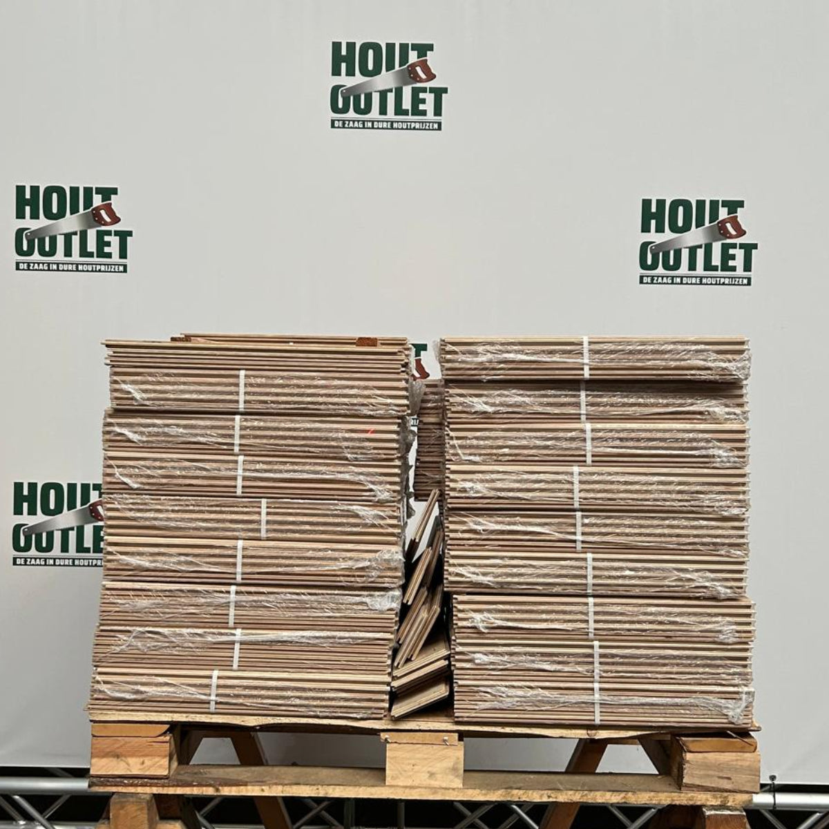 Eiken visgraat vloer. Nat wit. Rustiek. 52,5x15x105. 29,6 m2.