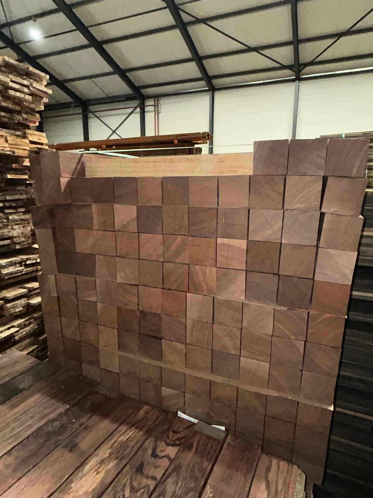Azobé 95x95. Geschaafd. 249 stuks